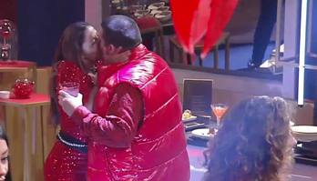 Erick e Gyselle surpreendem e dão "beijo técnico" no início da festa (Reprodução)
